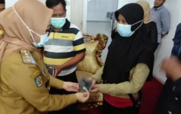 Bupati Mamuju Sitti Sutinah Suhardi Duka menyerahkan DTH kepada sejumlah perwakilan kepala keluarga Mamuju