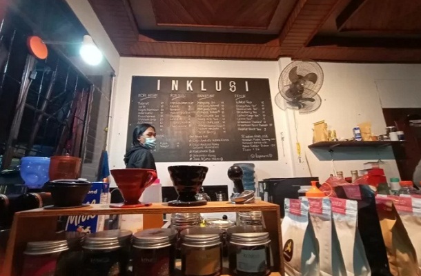 Ilustrasi. Salah satu kedai kopi di Kota Makassar yang merasakan imbas dari pandemi COVID-19 karena aturan jam pembukaan
