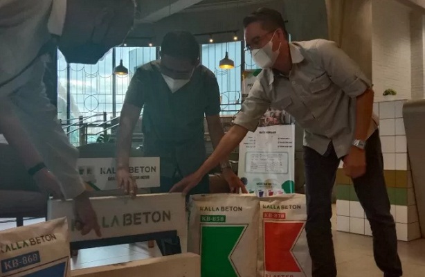 Pihak Kalla Beton saat memperlihatkan beberapa produk dari Kalla Beton yang akan diproduksi lebih besar lewat pabrik baru yang baru saja diresmikan di Kota Makassar,
