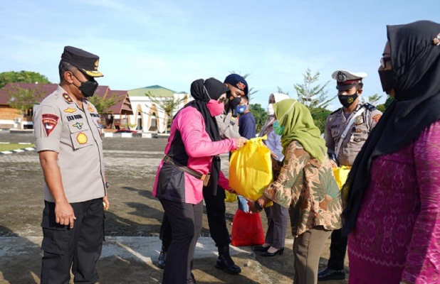 jelang-hari-bhayangkara-ke75-polda-sulbar-gelar-baksos-dan-distribusikan-sembako