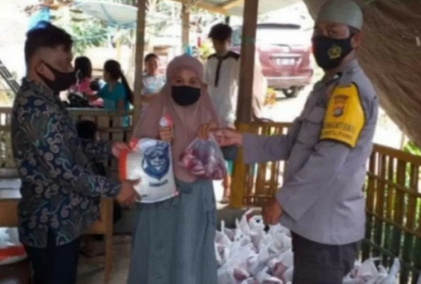 Kapolda Sulbar Irjen Polisi Eko Budi Sampurno menyerahkan bantuan sembako kepada warga di Mamuju,