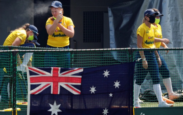Sejumlah anggota tim sofbol Australia, tim nasional pertama yang tiba di Jepang, bersiap melakukan latihan di kamp pelatihan pra-Olimpiade di sebuah stadion di Ota, Prefektur Gunma, Jepang