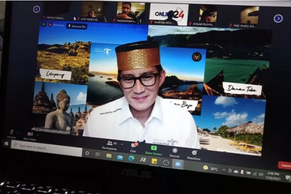 Tangkapan layar Menteri Pariwisata dan Ekonomi Kreatif Sandiaga Salahuddin Uno pada pertemuan virtual dengan santri