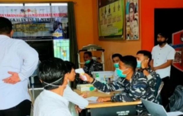 Vaksinasi massal yang digelar KPU Kabupaten Mamuju bersama Satuan TNI AL di Mamuju,
