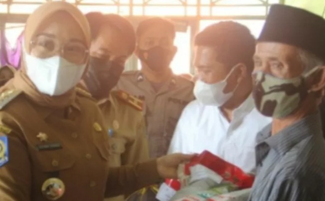 Bupati Mamuju, Sutinah Suhardi pada rangkaian acara HUT ke-76 RI di Mamuju,