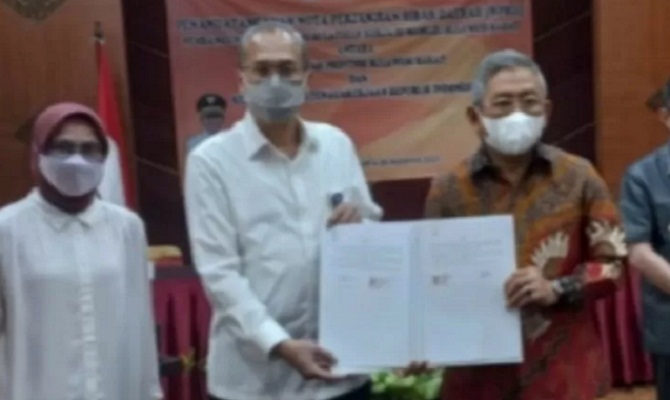 Direktorat Jendral Pembinaan Pelatihan Vokasi dan Produktivitas Kementrian Tenaga Kerja Budi Hartawan bersama Gubernur Sulbar Ali Baal Masdar membangun gedung BLK di Mamuju,
