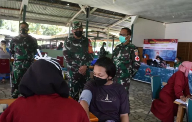 Komandan Kodim 1402 Polewali Mandar Letkol Czi Masni Etha Yanurianedhi saat memantau langsung pelaksanaan serbuan vaksinasi dosis kedua di Mamuju,