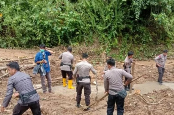 Aparat kepolisian Polres Kabupaten Polewali Mandar melakukan pembersihan material longsor yang menutup jalan menuju Desa Lenggo Kecamatan Bulo