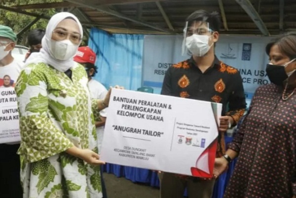 Bupati Mamuju Sitti Sutinah Suhardi pada penyerahan bantuan guna usaha dan bantuan alat usaha dari UNDP dan Yayasan Karampuang
