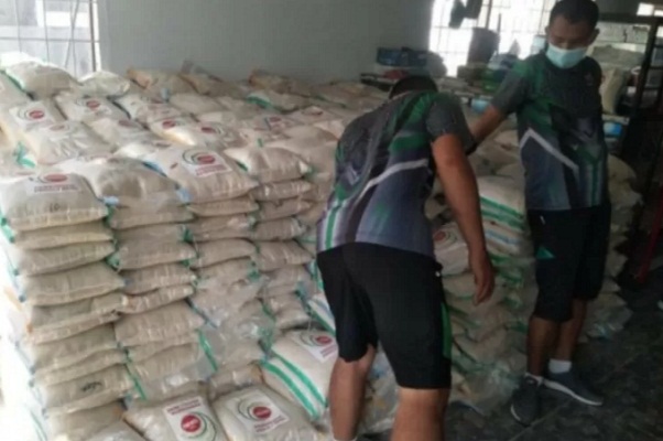 Petugas menyusun beras di Makodim 1418 Kabupaten Mamuju yang akan disaluirkan kepada masyarakat yang terdampak COVID-19 di Mamuju