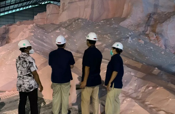Pihak Pupuk Indonesia saat meninjau langsung gunung Pupuk Urea Curah sebagai stok untuk persiapan musim tanam hingga Maret 2022.