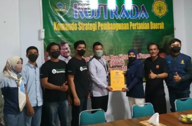 Suasana penyerahan izin usaha UMK perorangan gratis bagi para pelaku UMKM khususnya di bidang pertanian di Kabupaten Maros,
