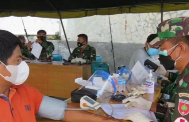 TNI dan Polri di Kabupaten Mamuju, Provinsi Sulawesi Barat melaksanakan kerja sama vaksinasi Merdeka untuk mencegah penyebaran COVID-19,